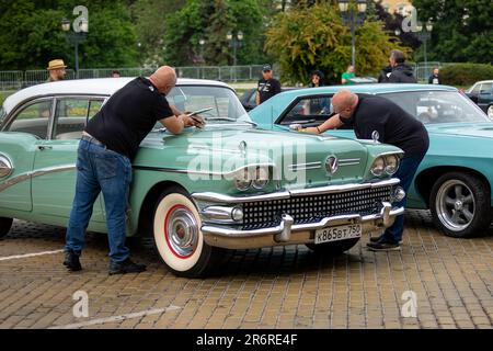 Sofia, Bulgarien - 10. Juni 2023: Retro Parade Old Oldtimer oder Oldtimer oder Auto, Retro Retro Buick Super Riviera 1958 Stockfoto