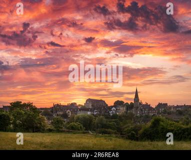 Sonntag, 11. Juni 2023. Malmesbury, Wiltshire, England - mit einer Warnung vor Gewitterstürmen wird das heiße und feuchte Wetter voraussichtlich diese Woche andauern. Vor Sonnenaufgang gibt es einen „Turneresken“ Himmel über der Abtei in der malerischen Marktstadt Wiltshire von Malmesbury. Kredit: Terry Mathews/Alamy Live News Stockfoto