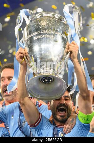 Istanbul, Türkei. 11. Juni 2023. Fußball: Champions League, Manchester City - Inter Mailand, K.o.-Runde, Finale, im Atatürk-Olympiastadion. Ilkay Gündogan (M) jubelt bei der Preisverleihung mit der Trophäe. Kredit: Robert Michael/dpa/Alamy Live News Stockfoto