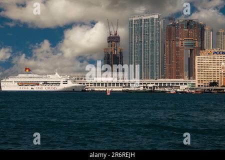 Das Kreuzfahrtschiff „Pisces“ legte im Dezember 2006 an den ständig steigenden Wolkenkratzern von Kowloon, Hongkong, China, an Stockfoto