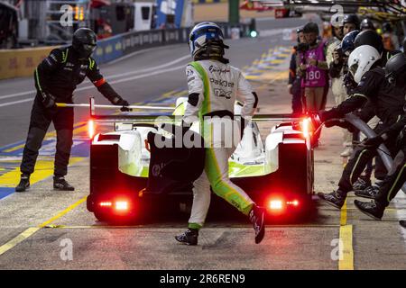 32 KVAMME Mark (usa), MAGNUSSEN Jan (dnk), FJORDBACH anders (dnk), Inter Europol Competition, Oreca 07 - Gibson, Action Pitlane at Night during the 24 hours of Le Mans 2023 on the Circuit des 24 Heures du Mans vom 10. Bis 11. Juni 2023 in Le Mans, Frankreich - Foto: Paul Vaicle/DPPI/LiveMedia Stockfoto