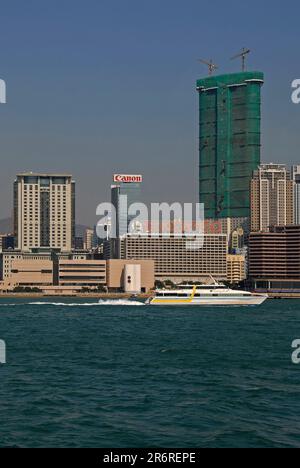 Die sich ständig ändernde Skyline von Tsim Sha Tsui an der Südspitze der Halbinsel Kowloon in Hongkong, China, im Dezember 2006. Beton- und Glastürme dominieren die Uferpromenade eines Gebiets, das heute ein wichtiges Touristenzentrum ist. Die Halbinsel Kowloon gehört zu den bevölkerungsreichsten Gebieten der Welt. Stockfoto