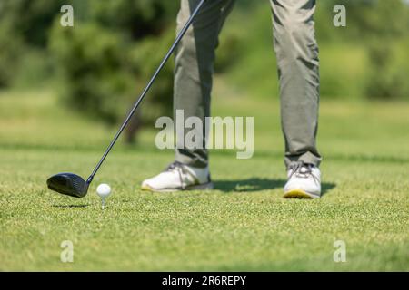 Golfplatz grün. Golfer schlägt den Ball mit einem Schläger auf dem Golfplatz Stockfoto