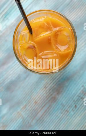 Ein Glas Orangensaft, Draufsicht. Orange Granizado. Erfrischender Slushie-Drink. Eisfruchtgetränk. Süßes Zitrus-Shaved-Eis. Stockfoto