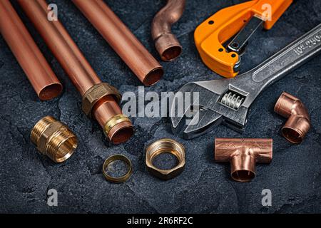 Kupferrohre Und Verbindungsstücke Für Leitungen Auf Schwarzem Hintergrund Stockfoto