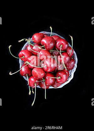 Ein Haufen reifer und saftiger roter Kirschen Stockfoto