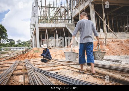 Arme Kinder, die auf Baustellen gegen kinderarbeit arbeiten, Welttag gegen Kinderarbeit und Menschenhandel. Stockfoto