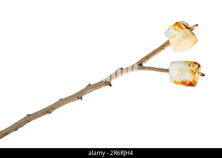 Zwei getoastete Marshmallows auf Holzstäbchen, isoliert auf Weiß Stockfoto