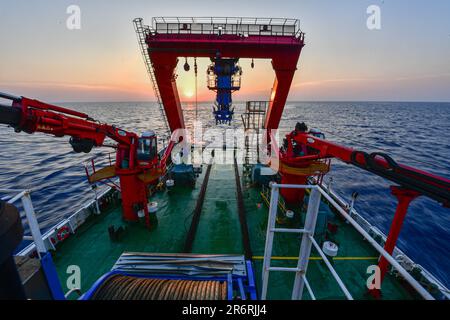 An Bord Von Tan Suo Yi Hao. 24. Mai 2023. Chinas wissenschaftliches Forschungsschiff Tan Suo Yi Hao (Discovery One) segelt in der Nähe des Standorts der Schiffswracks Nr. 1 und Nr. 2 in der Nähe des nordwestlichen Kontinentalabhangs des Südchinesischen Meeres, 24. Mai 2023. Kredit: Pu Xiaoxu/Xinhua/Alamy Live News Stockfoto