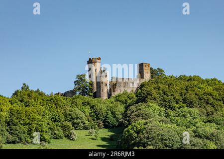 Das Kasselburg ist eine Ruine in einem Bergschloss in Pelm bei Gerolstein in der Grafschaft Eifel Stockfoto