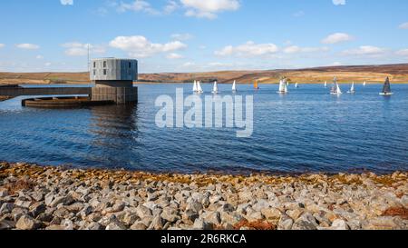 Blick auf das Grimwith Reservoir mit Segelbooten auf dem Wasser. Stockfoto