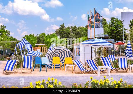 BADEN-WÜRTTEMBERG : GARTENSHOW BALINGEN - LIEGESTÜHLE Stockfoto