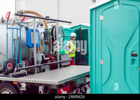 Arbeitnehmer pumpen Fäkalien aus Vermietung wc für die Entsorgung Stockfoto