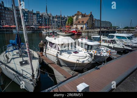 Honfleur Normandie Frankreich 2023. Juni sahen Sie hier den alten Hafen und Cafés und Bars. Honfleur ist eine Gemeinde im Departement Calvados im Nordwesten Frankreichs Stockfoto