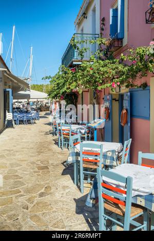 Gemütliches Café im Freien im Fischerdorf Fiskardo auf der Insel Kefalonia, Griechenland Stockfoto