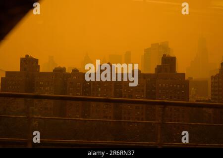 Blick von der Manhattan Bridge während einer Zeit gefährlicher Luftqualität in New York City, verursacht durch die Luftverschmutzung durch kanadische Waldbrände, 7. Juni 2023. Stockfoto