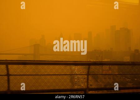 Blick von der Manhattan Bridge während einer Zeit gefährlicher Luftqualität in New York City, verursacht durch die Luftverschmutzung durch kanadische Waldbrände, 7. Juni 2023. Stockfoto