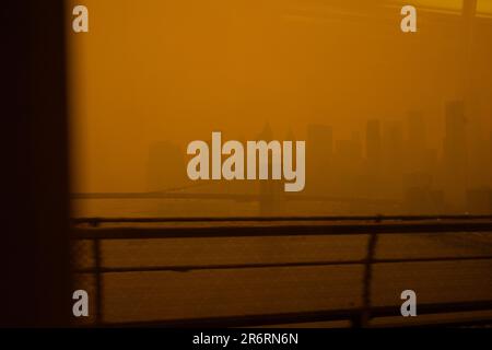 Blick von der Manhattan Bridge während einer Zeit gefährlicher Luftqualität in New York City, verursacht durch die Luftverschmutzung durch kanadische Waldbrände, 7. Juni 2023. Stockfoto