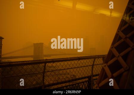 Blick von der Manhattan Bridge während einer Zeit gefährlicher Luftqualität in New York City, verursacht durch die Luftverschmutzung durch kanadische Waldbrände, 7. Juni 2023. Stockfoto