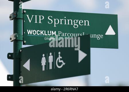 Balve, Deutschland. 11. Juni 2023. Pferdesport: Deutsche Meisterschaft, Springen. „VIP Jumping“ steht auf einem Schild am Veranstaltungsort. Kredit: Friso Gentsch/dpa/Alamy Live News Stockfoto