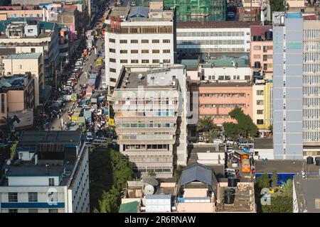 Nairobi, Kenia - 23 Dezember: Blick auf Ronald Ngala Straße im osten von Nairobi, Kenia, mit einer Menge von Menschen in den Straßen am 23. Dezember 2015 Stockfoto