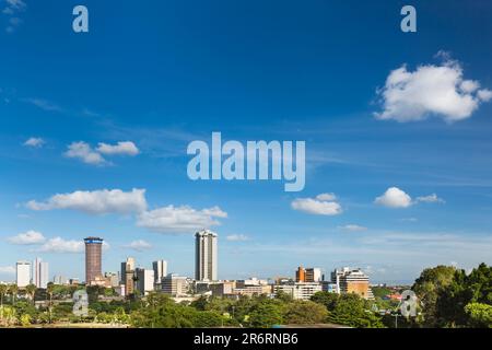 NAIROBI - 24. DEZEMBER: Blick auf die Skyline von Nairobi, Kenia mit tiefblauem Himmel am 24. Dezember 2015 Stockfoto