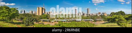 NAIROBI - 24. DEZEMBER: Panoramablick auf die Skyline von Nairobi, Kenia mit Uhuru Park im Vordergrund am 24. Dezember 2015 Stockfoto