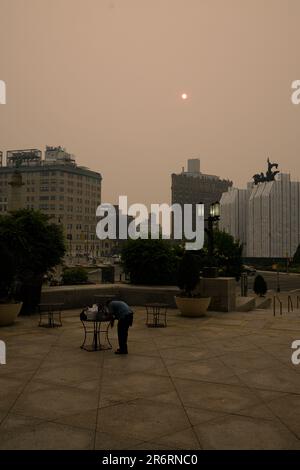 Gefährliche Luftqualität in Brooklyn durch Luftverschmutzung durch kanadische Waldbrände. Bilder auf den Spuren der Brooklyn Public Library, 7. Juni 2023. Stockfoto