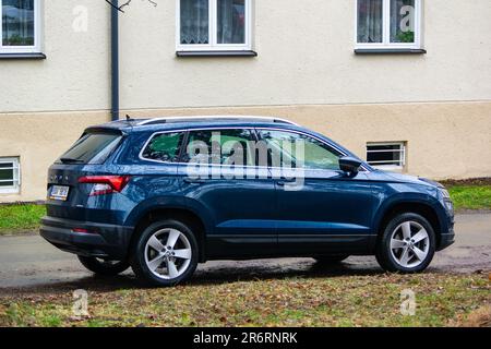 HAVIROV, TSCHECHISCHE REPUBLIK - 17. FEBRUAR 2023: Skoda Karoq SUV mit tiefblauer Metallic-Farbe Stockfoto