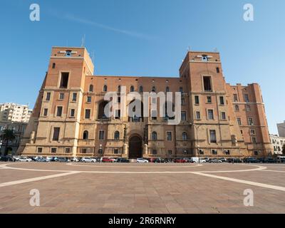 TARANTO, ITALIEN - 29. OKTOBER 2021: Historisches Gebäude Palazzo del Governo in Taranto, Italien, an der Piazetta Gandhi Straße an sonnigen Tagen Stockfoto