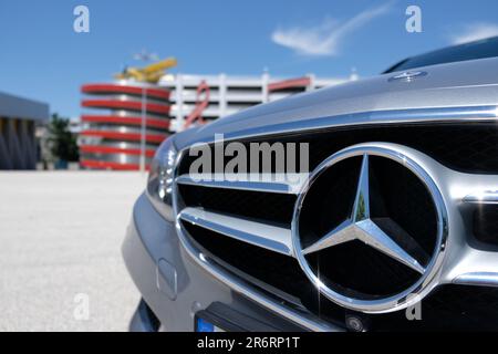 Chrome-Logo auf Mercedes E-Klasse Stockfoto