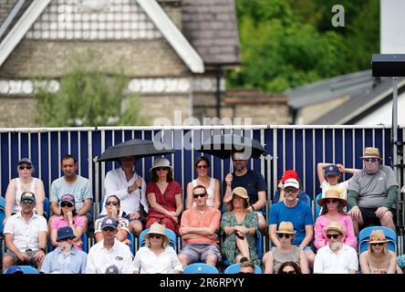 Am 7. Tag der Lexus-Surbiton-Trophäe von 2023 im Surbiton Racket and Fitness Club, London, schützen sich die Menschenmassen unter Sonnenschirmen vor der Sonne. Foto: Sonntag, 11. Juni 2023. Stockfoto