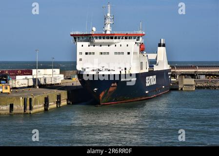 Rosslare Harbour mit den irischen Fähren Blue Star 1, STENA EUROPE und SEATRUCK PANORAMA sind vertäut, Fischtrawler liegen am Kai Stockfoto