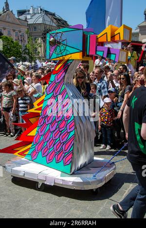 Krakau, Malopolska, Polen - 04.06.2023: Der animierte Drache marschiert während der Dragons Parade, der jährlichen Veranstaltung im Zentrum der Altstadt. Hochwertiges Foto Stockfoto