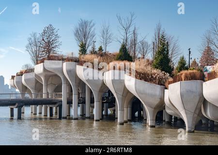Die äußere Struktur von Little Island, ein neuer kleiner Park am Hudson River in New York Stockfoto