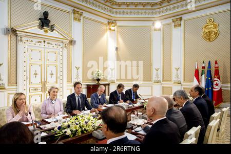 TUNIS - Premierminister Mark Rutte besucht gemeinsam mit der Präsidentin der Europäischen Kommission Ursula von der Leyen und der italienischen Premierministerin Giorgia Meloni den tunesischen Präsidenten Kais Saied. Die Europäische Union möchte mit dem nordafrikanischen Land Abkommen zur Eindämmung der illegalen Einwanderung schließen. ANP KOEN VAN WEEL niederlande raus - belgien raus Stockfoto