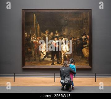 Besucher im Rijksmuseum, Amsterdam, mit Blick auf Rembrandts „Nachtwache“ Stockfoto