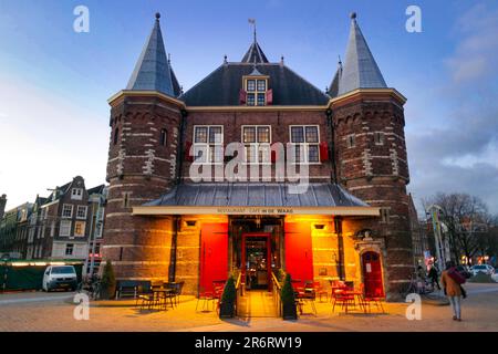 De Waag Restaurant in Amsterdam. Berühmtes Hafengebäude. Stockfoto