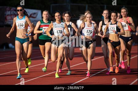 Jessica Warner-Judd (180) von Blackburn und Rebekah Greene (178) von Neuseeland, die am Rennen Women’s 1500m A im British Milers Club Grand teilnehmen Stockfoto