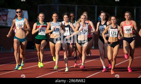 Jessica Warner-Judd (180) von Blackburn und Rebekah Greene (178) von Neuseeland, die am Rennen Women’s 1500m A im British Milers Club Grand teilnehmen Stockfoto