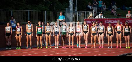 Jessica Warner-Judd (180) von Blackburn und Rebekah Greene (178) von Neuseeland, die am Rennen Women’s 1500m A im British Milers Club Grand teilnehmen Stockfoto