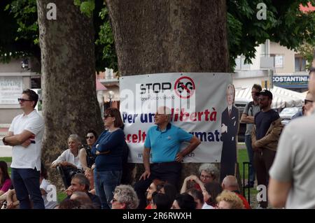 GIUBIASCO, SCHWEIZ - 10. JUNI 2023: Menschen bei der HelvEthica sprechen über kritisches Denken Stockfoto