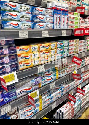 25.03.2023 Ukraine, Charkiv, ein Regal in einem Supermarkt mit Zahnpasta. Große Auswahl an Zahnpasta verschiedener Marken Stockfoto