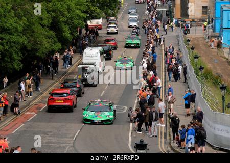 Edinburgh, Schottland, Großbritannien. 11. Juni 2023 Die Flagge der 24. Annual Gumball 3000 Rally fällt heute in der George Street auf und die Autos fahren zur nächsten Station in London. Eine Reihe von über 100 Autos, von Klassikern bis hin zu futuristischen Hypercars, die von EDINBURGH – LONDON – AMSTERDAM – VERBIER – VENEDIG – BUDAPEST – PORTO MONTENEGRO fahren. Dabei sind Prominente, Superstars aus sozialen Medien und Influencer anwesend. Auf dem Hügel. Kredit: Craig Brown/Alamy Live News Stockfoto