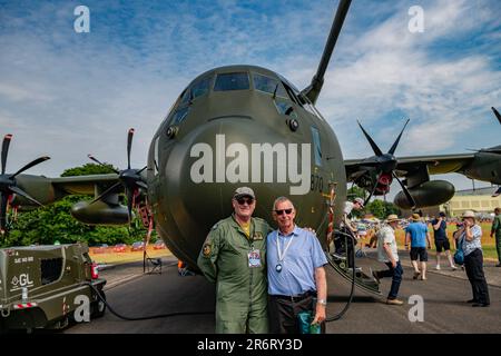 Tim Wells, Staffelführer (RTD), der während seiner Karriere als RAF-Mitarbeiter mehr als 10.000 Stunden auf der C-130 Hercules geflogen ist, von der C130 Hercules auf der RAF Cosford Air Show, Cosford, Großbritannien, 11. Juni 2023 (Foto von Lisa Harding/News Images) Stockfoto