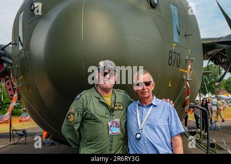 Tim Wells, Staffelführer (RTD), der während seiner Karriere als RAF-Mitarbeiter mehr als 10.000 Stunden auf der C-130 Hercules geflogen ist, von der C130 Hercules auf der RAF Cosford Air Show, Cosford, Großbritannien, 11. Juni 2023 (Foto von Lisa Harding/News Images) Stockfoto