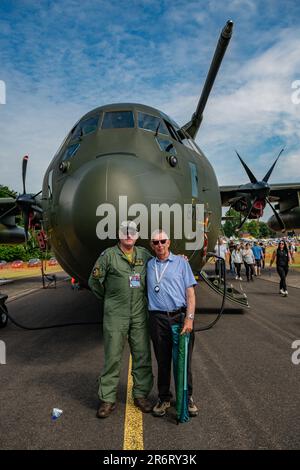 Tim Wells, Staffelführer (RTD), der während seiner Karriere als RAF-Mitarbeiter mehr als 10.000 Stunden auf der C-130 Hercules geflogen ist, von der C130 Hercules auf der RAF Cosford Air Show, Cosford, Großbritannien, 11. Juni 2023 (Foto von Lisa Harding/News Images) Stockfoto