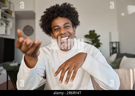 Fröhliche afroamerikanische Generation z Teenager, die mit Webcam spricht, Webcam-Ansicht. Stockfoto