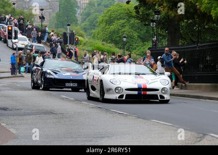 Edinburgh, Schottland, Großbritannien. 11. Juni 2023 Die Flagge der 24. Annual Gumball 3000 Rally fällt heute in der George Street auf und die Autos fahren zur nächsten Station in London. Eine Reihe von über 100 Autos, von Klassikern bis hin zu futuristischen Hypercars, die von EDINBURGH – LONDON – AMSTERDAM – VERBIER – VENEDIG – BUDAPEST – PORTO MONTENEGRO fahren. Dabei sind Prominente, Superstars aus sozialen Medien und Influencer anwesend. Auf Der Bank Street. Kredit: Craig Brown/Alamy Live News Stockfoto