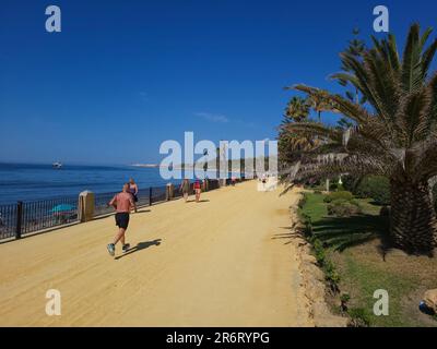 Promenade entlang des mittelmeers in Marbella, Spanien. Stockfoto